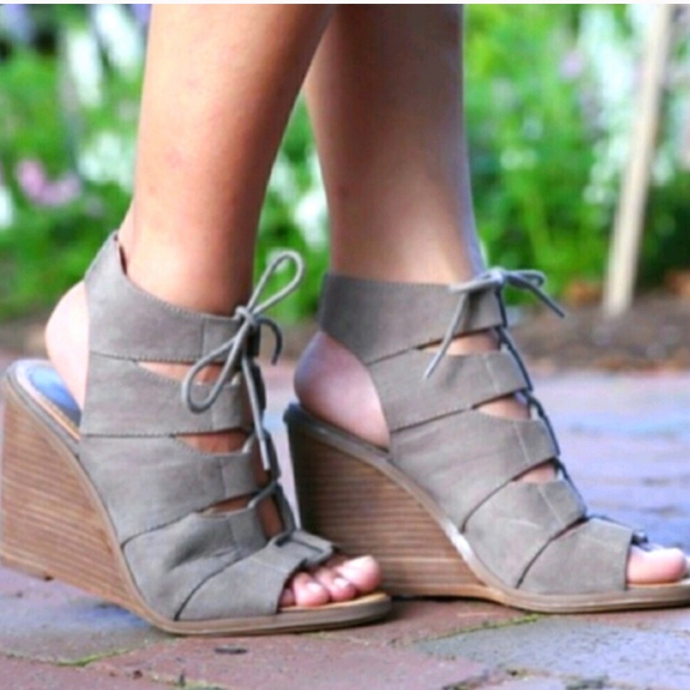 Melrose Market Calisa Taupe Lace Up Wedges, Size 8